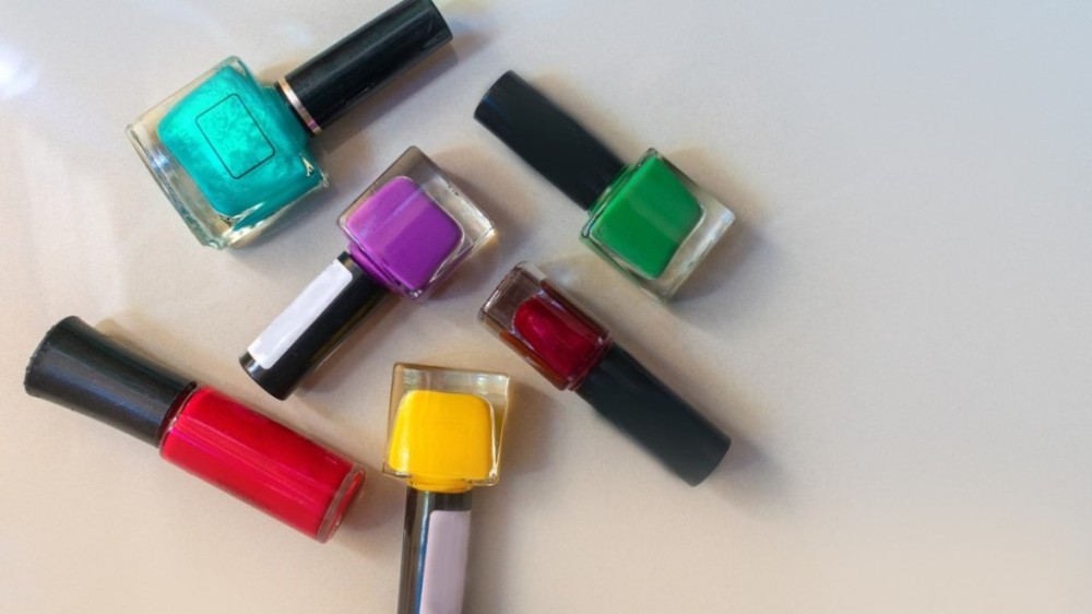 Esmalte é feito de petróleo? Saiba como é feito o esmalte e acabe com a dúvida