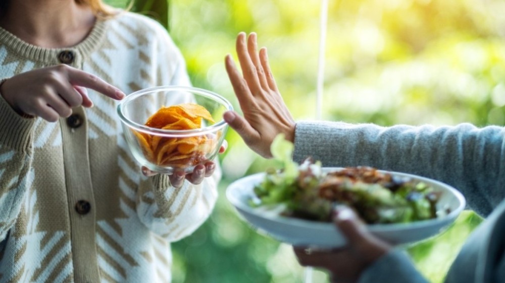 Cuidado! 7 alimentos para evitar durante a menstruação