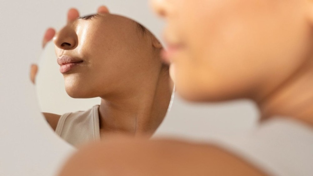 Não ler rótulos de cosméticos e outros hábitos cotidianos afetam pele