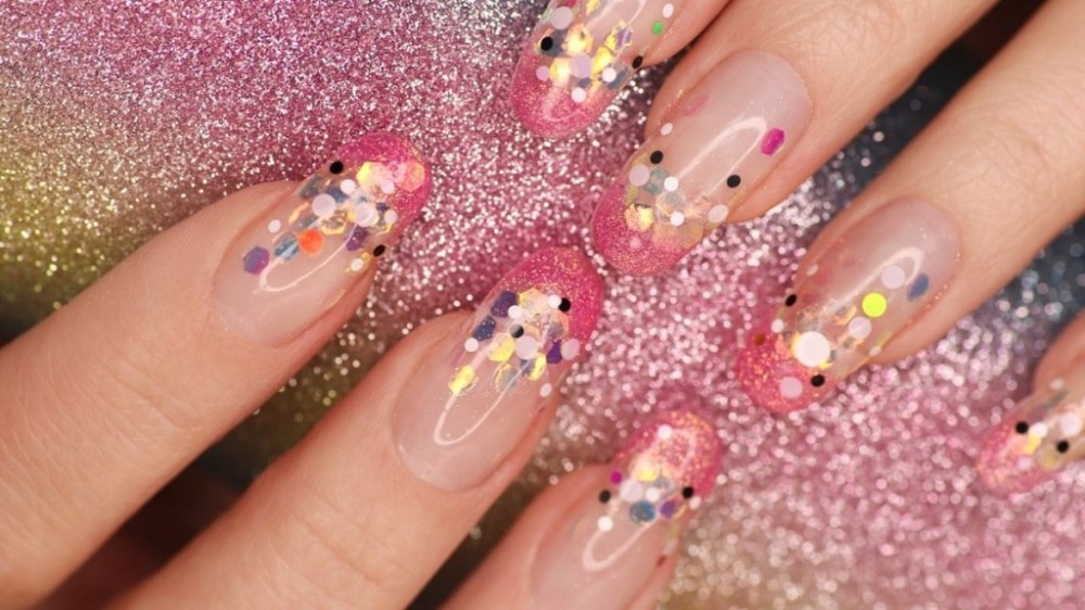 15 ideias de unhas decoradas transparentes para você se inspirar