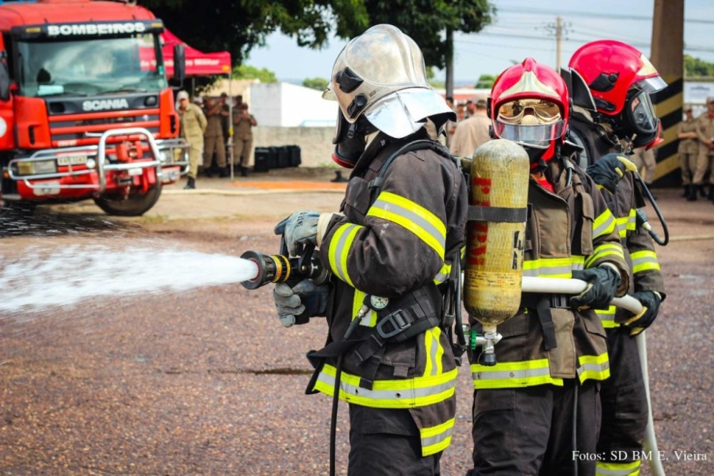 Bombeiros controlam princípio de incêndio em loja de tecidos
