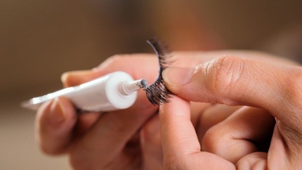 Anvisa faz alerta sobre o uso de colas para aplicação de cílios e unhas