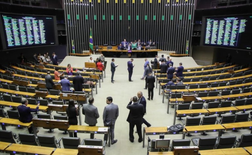 Deputados analisam projeto que suspende exigência de visto de turistas de quatro países; acompanhe