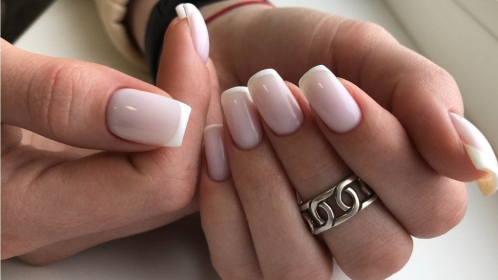 15 inspirações de unhas quadradas para você arrasar