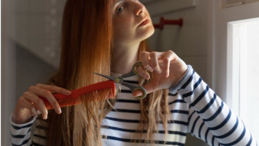 Aprenda como cortar cabelo em camadas sozinha em casa em 7 passos simples