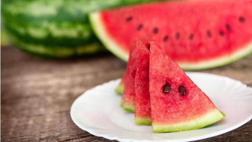 Pode comer caroço de melancia ou faz mal? Descubra de uma vez
