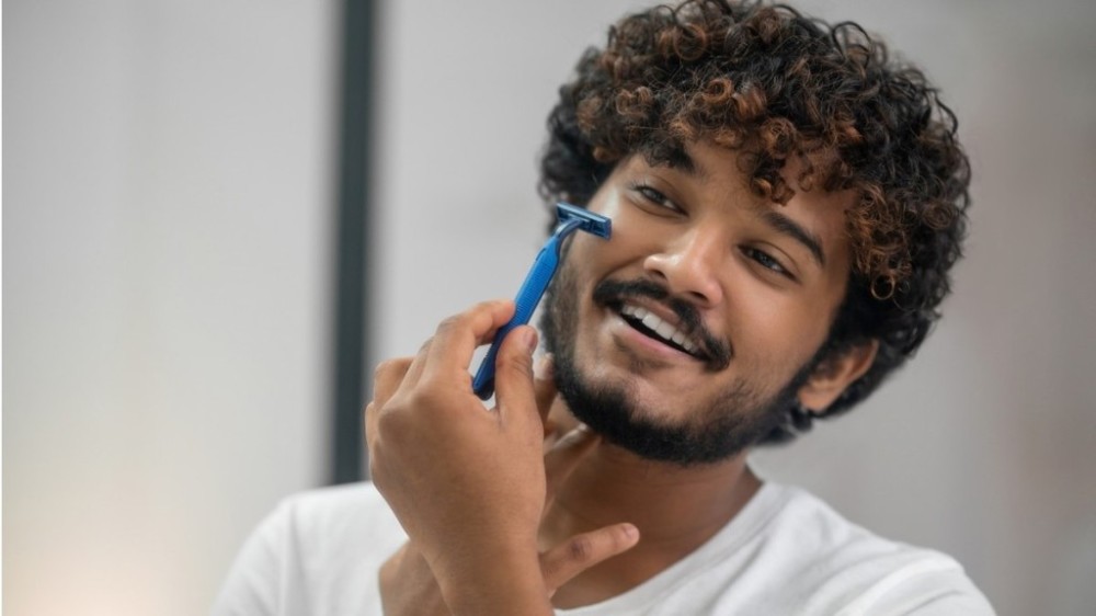 Fazer a barba todos os dias engrossa os pelos? Saiba a verdade