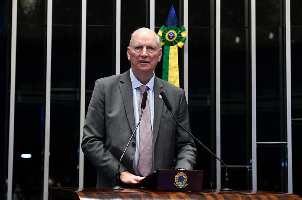 Ireneu Orth toma posse como senador