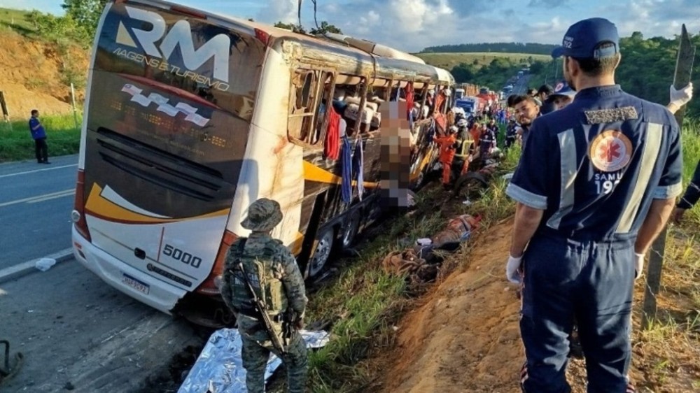 Acidente com ônibus de turismo na Bahia deixa 9 mortos e 23 feridos