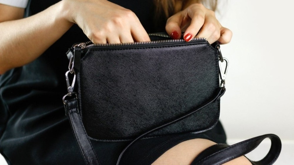 7 dicas de como usar bolsa transversal feminina com estilo