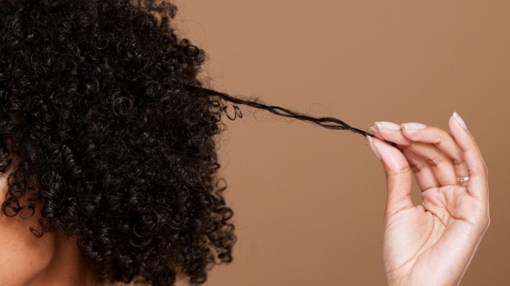 Cabelo orgânico cacheado: tudo o que você precisa saber antes de comprar