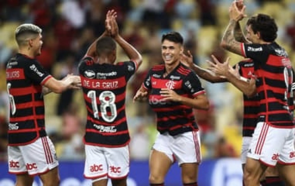 Flamengo vence o São Paulo e é líder do Brasileirão