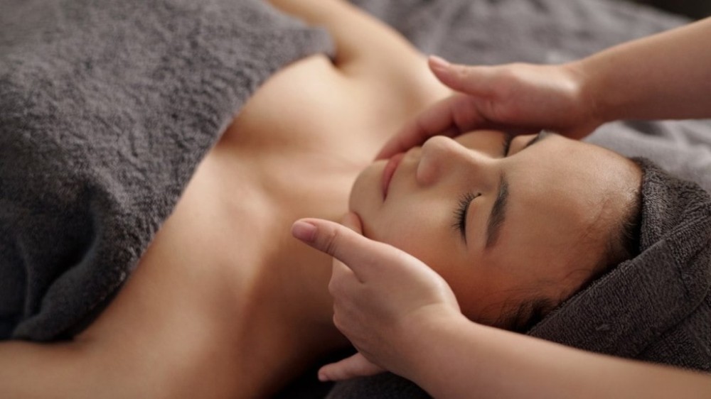 Conheça benefícios surpreendentes da massagem facial para a pele