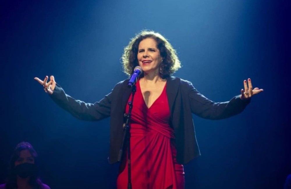 Cantora Júlia Mota inaugura projeto “Sons de Ipanema: Tardes Musicais no Top Center”