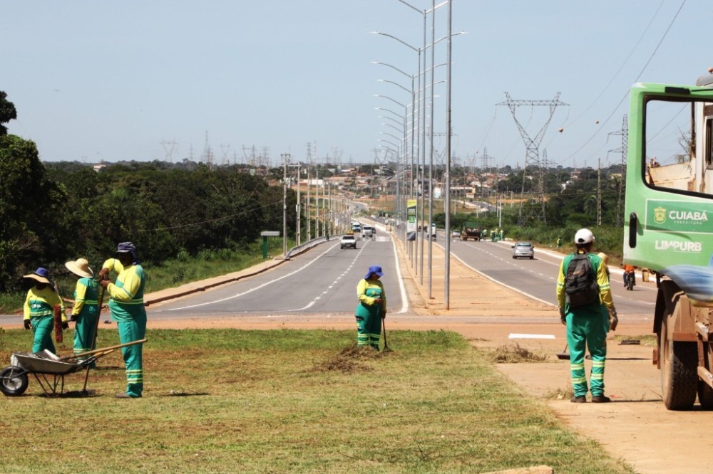 Limpurb realiza mutirão de limpeza em trechos da avenida do Contorno Leste nesta sexta-feira (19)