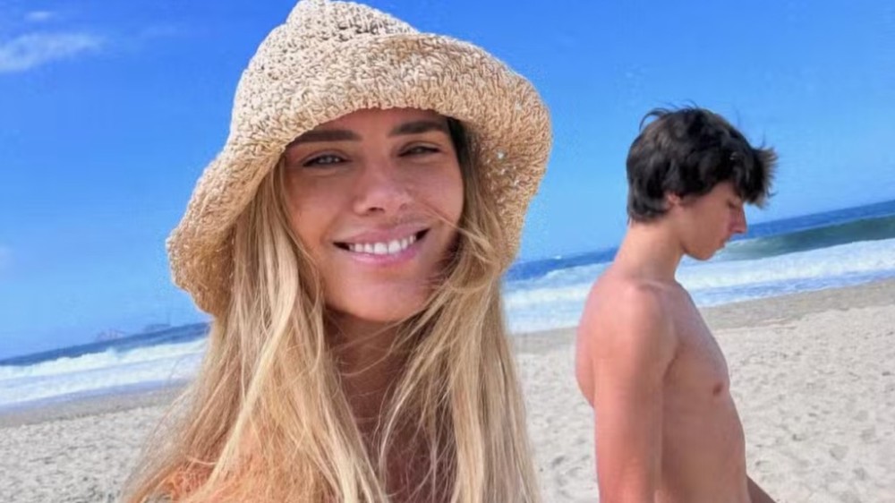 Carolina Dieckmann curte dia na praia na companhia do filho: “De modo que, valeu!”