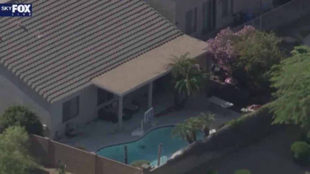 Gêmeas morrem após se afogarem na piscina de casa nos EUA