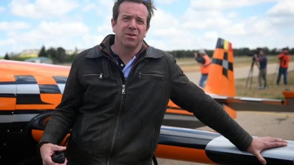Piloto campeão de acrobacias morre após aeronave colidir com abutre