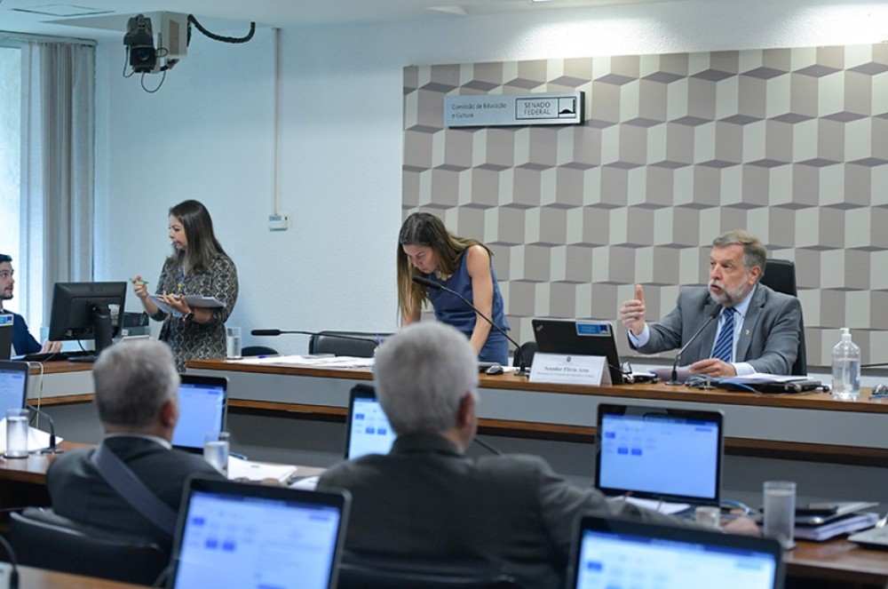 CE aprova autorização para universidades públicas cederem espaço a associações