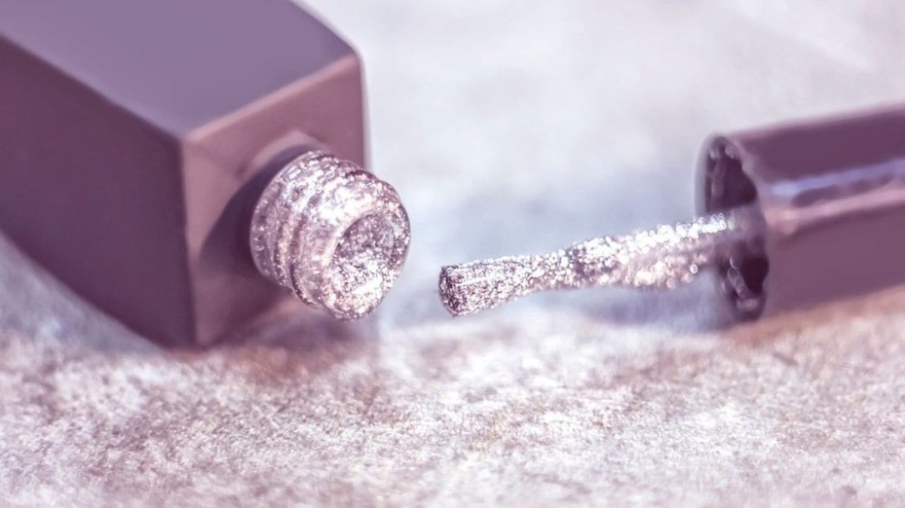 7 esmaltes brilhantes perfeitos para as festas de Natal e Ano Novo