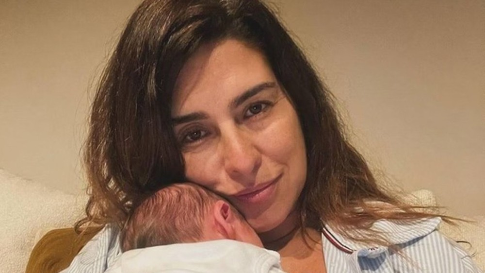 Fernanda Paes Leme relata vida antes da filha e dias com bebê recém-nascida: ‘Bem!’