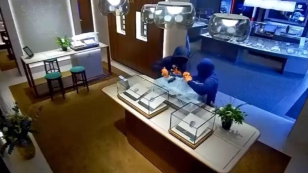 Vídeo: ladrões quebram vidros de loja a marretadas e roubam joias