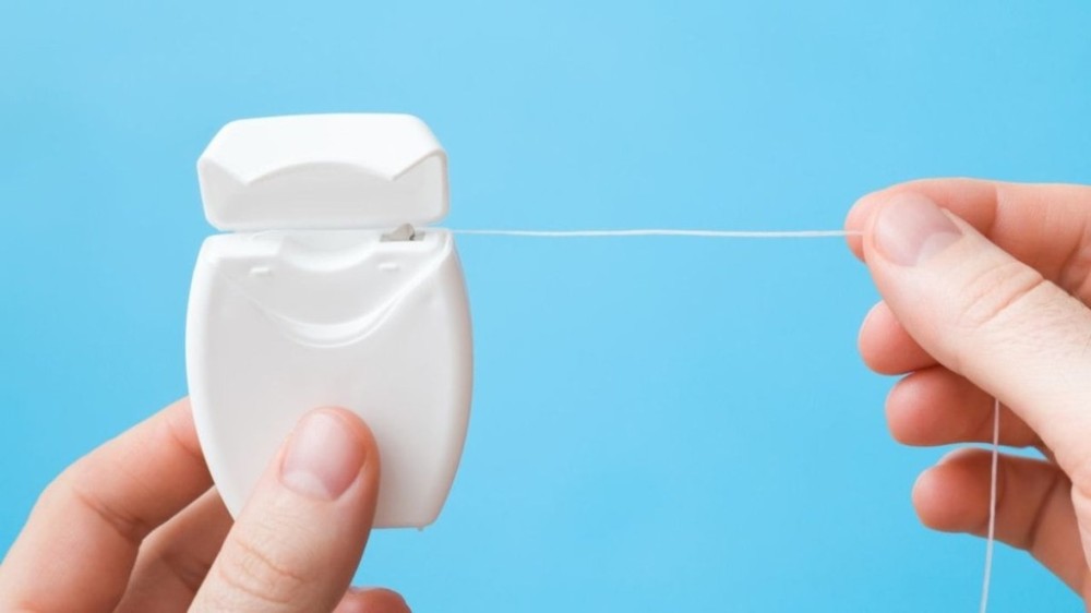 7 dicas para usar o fio dental além de limpar os dentes