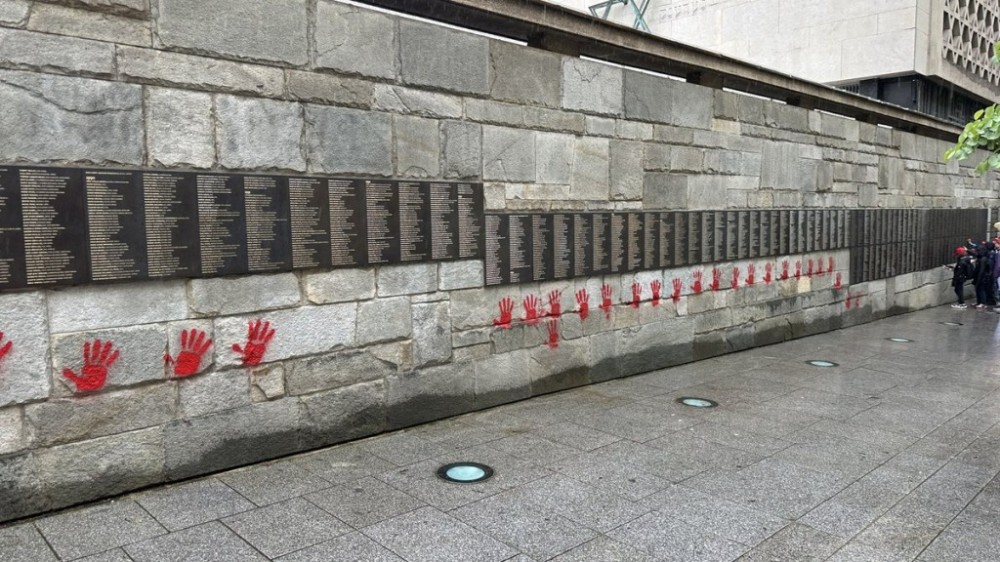 Memorial do Holocausto em Paris é vandalizado com mãos vermelhas