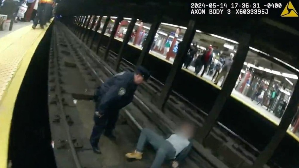 Policiais resgatam homem que caiu em trilhos do metrô após convulsão