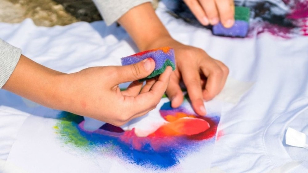 Aprenda como usar tinta de tecido para deixar suas roupas novas