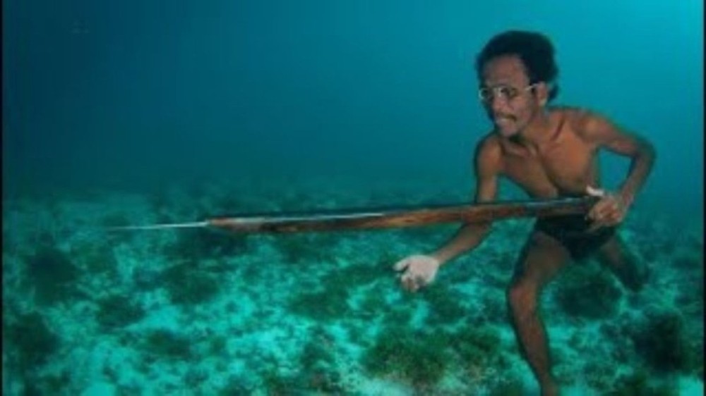Conheça os 'homens-peixe', tribo ancestral que corre risco de extinção