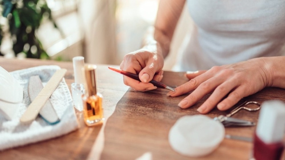 Pode esmalte toda semana? Mitos e verdades sobre cuidados com a unha