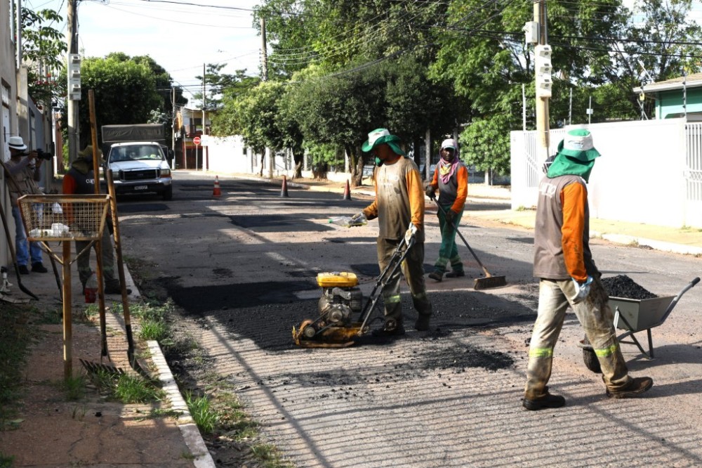 Ampliação do serviço de tapa-buracos: 72 toneladas de massa asfáltica foram disponibilizadas para quatro bairros na segunda-feira (3)