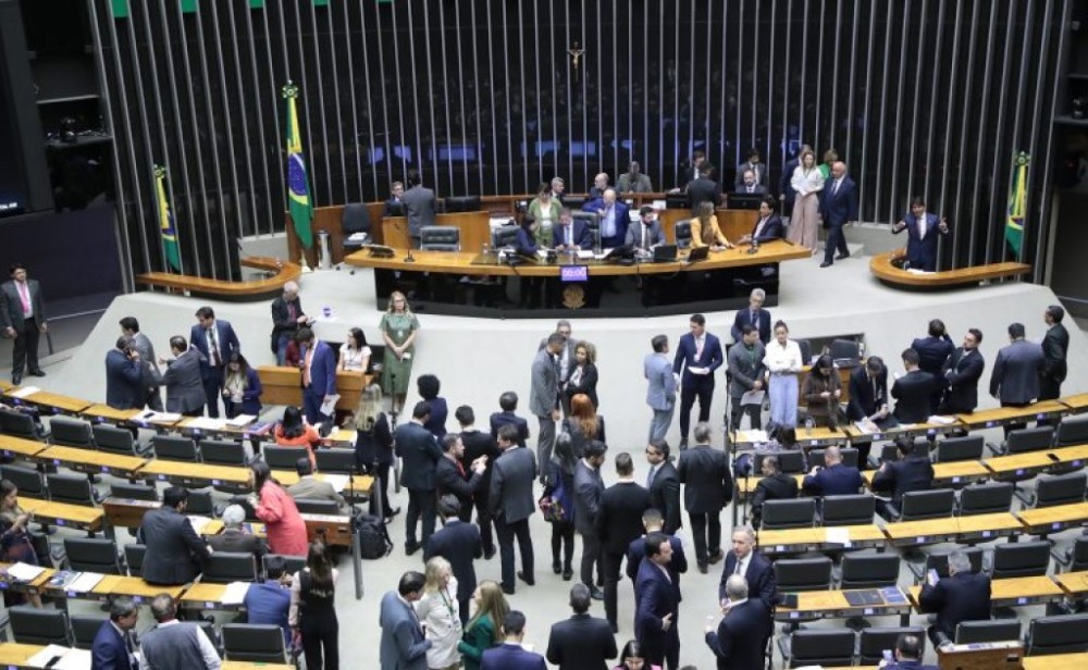 Câmara aprova nova versão de projeto que uniformiza aplicação de juros para dívidas contratuais; acompanhe