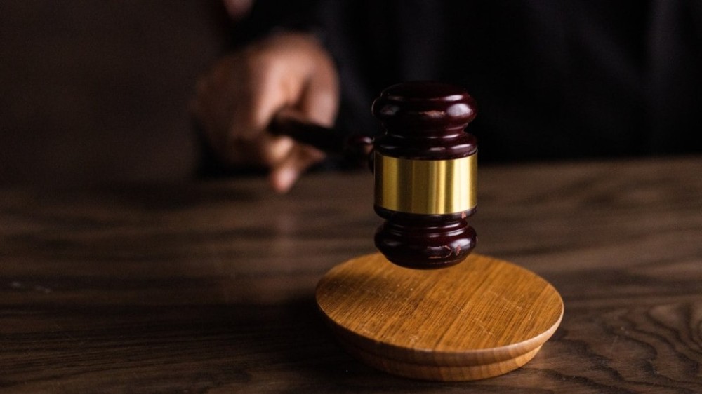 Promotor fala a vítima de violência a aquietar o facho e seguir casada