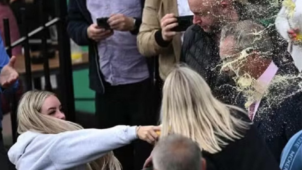 Modelo erótica joga milkshake em Nigel Farage, pai do Brexit