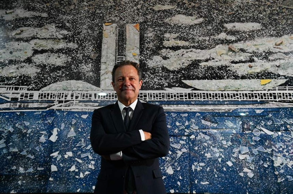 Documentário e catálogo registram obra de Vik Muniz sobre 8 de janeiro