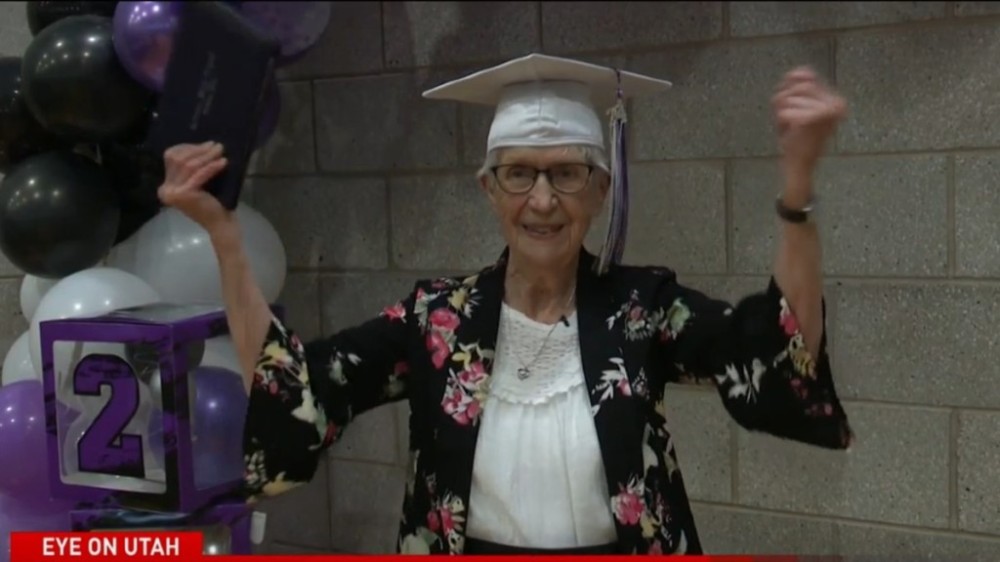 Mulher se forma no ensino médio aos 97 anos: 'Nunca é tarde!'