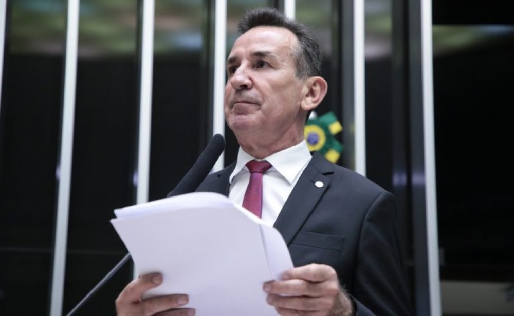 Câmara aprova projeto que aumenta pena para assassinato de professor dentro de escola