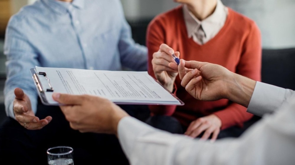 Contrato de namoro: saiba o que pode e o que não pode no documento