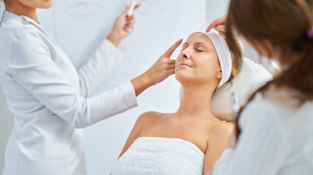 Saiba quais profissionais podem fazer botox, peeling e preenchimentos