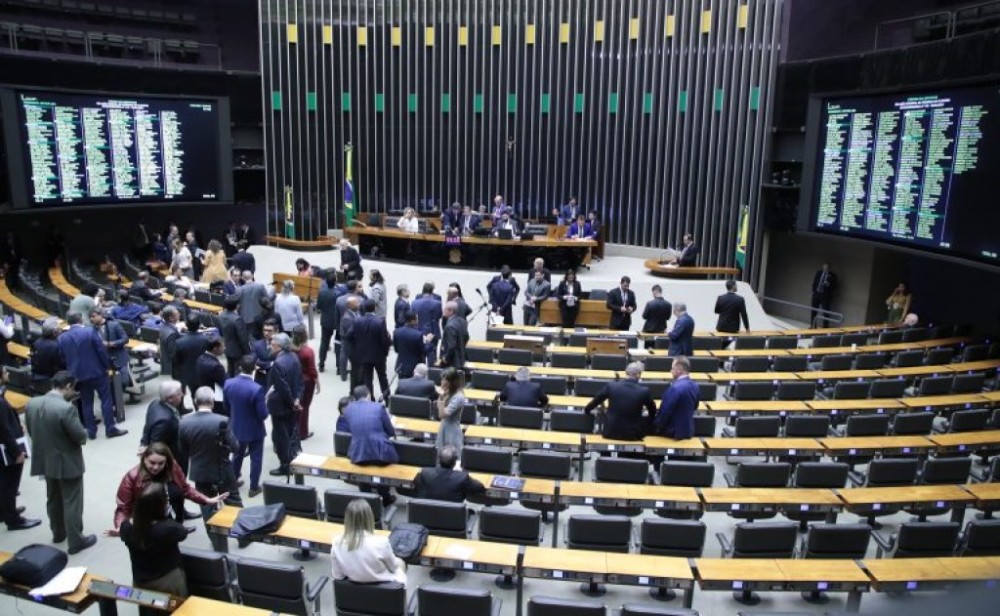 Câmara aprova projeto que mantém Bolsa Família para trabalhador contratado por safra; acompanhe