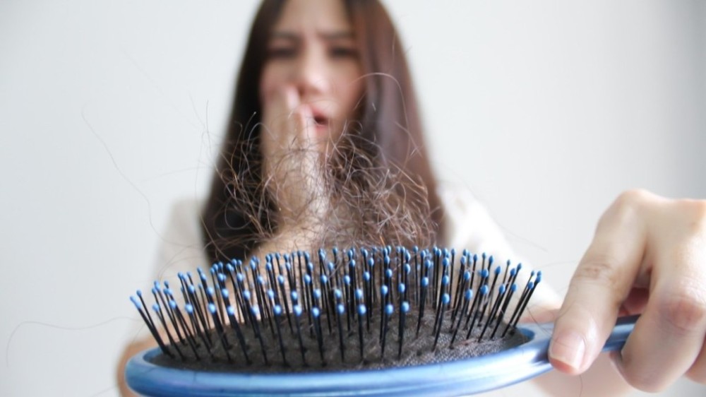 Queda de cabelo: 5 causas principais e o que fazer para parar