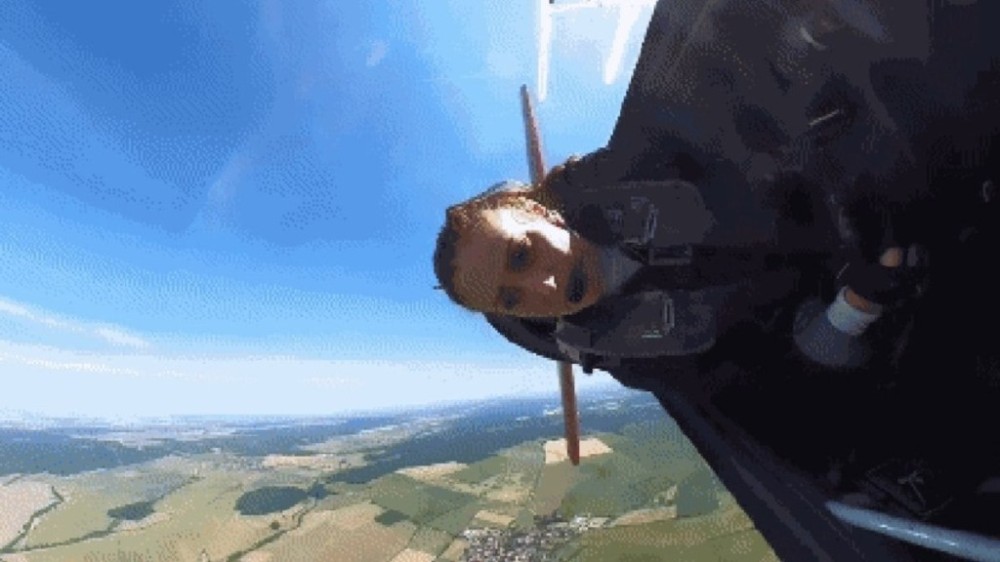 Vídeo: cobertura de avião de acrobacias se abre durante voo
