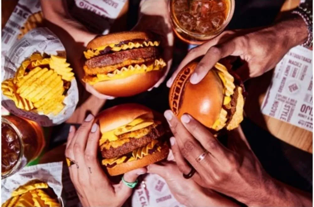 Outback lança novo burger exclusivo com RUFFLES®️ sabor costela barbecue*