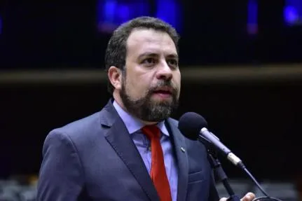 Guilherme Boulos se emociona ao falar sobre acusações de ser usuário de drogas