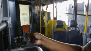 Mais 111 linhas de ônibus passam a aceitar apenas cartão