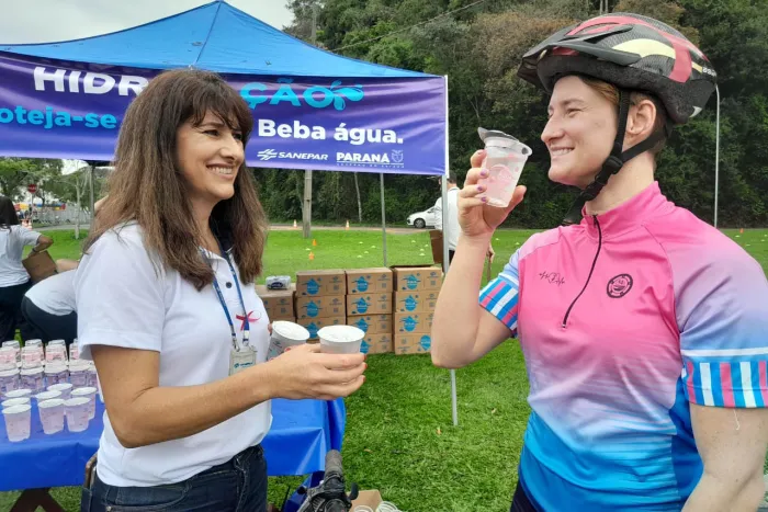 HidratAção: Sanepar distribui gratuitamente 25 mil copos de água tratadaAção aconteceu seis cidades, com a presença da Mascote Sane em parque de Curitiba.