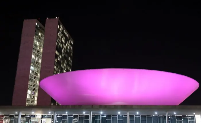 Nova iluminação especial do Congresso reforça ações da campanha Outubro RosaO Congresso volta a receber iluminação rosa desta sexta (18) até segunda-feira (21) como parte das ações de conscientização sobre a prevenção e dia.