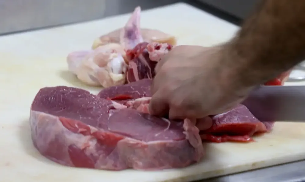 Açougueiros revelam carnes baratas para bife que são tão boas quanto a alcatra Fonte FDR: https://fdr.com.br/2024/11/03/acougueiros-revelam-carnes-baratas-para-bife-que-sao-tao-boas-quanto-a-alcatra/